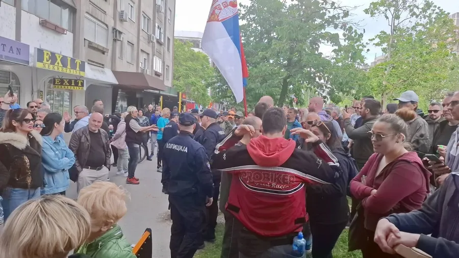 U Novom Sadu policija razdvaja građane i članove vladajuće SNS