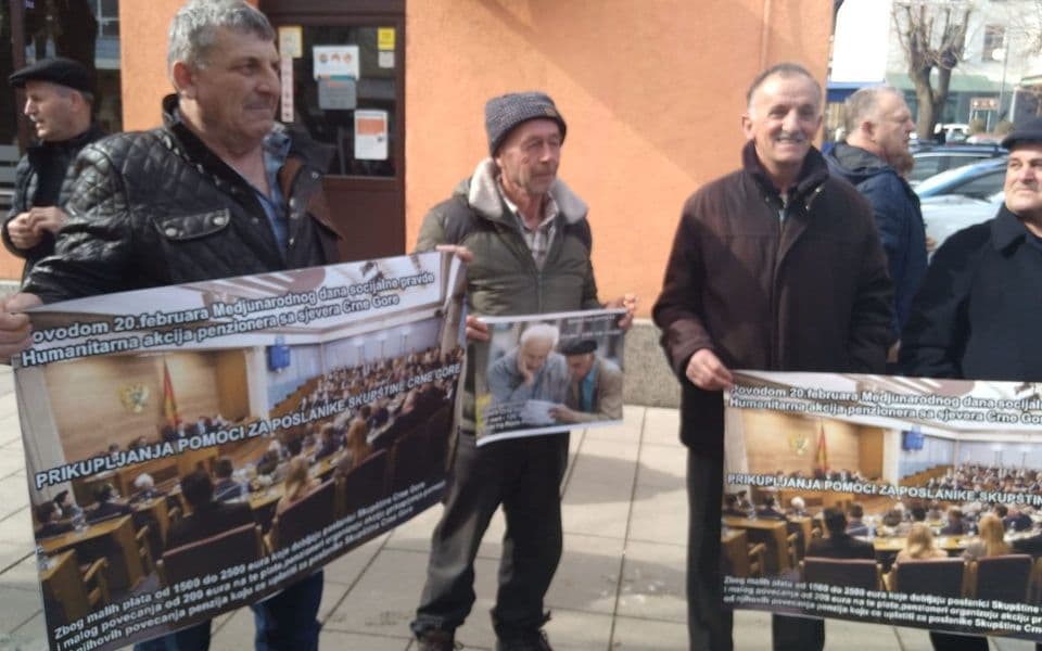 Performans penzionera u Bijelom Polju: Sakupljali pomoć za poslanike