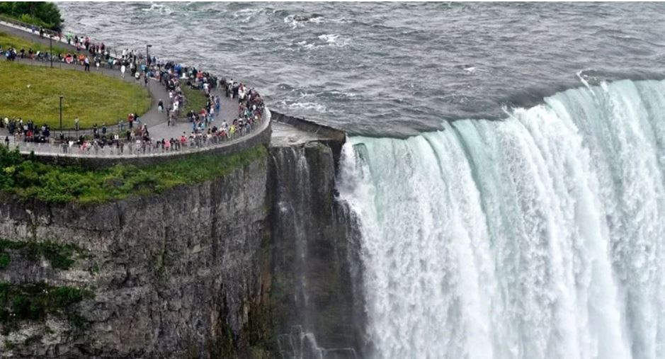 Vjetrovi na Niagarinim vodopadima pomjerili brod koji stoji tamo već 100 godina