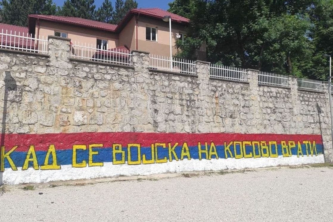 Murali „Kad se vojska na Kosovo vrati“, kojih je bilo i u Crnoj Gori, finansirani iz budžeta Srbije, po nalogu SNS-a