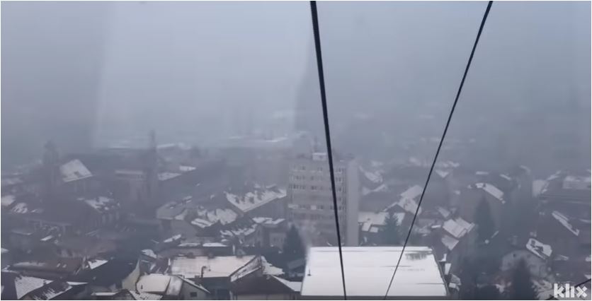 Pogled iz žičare na Sarajevo: Grad se guši u smogu