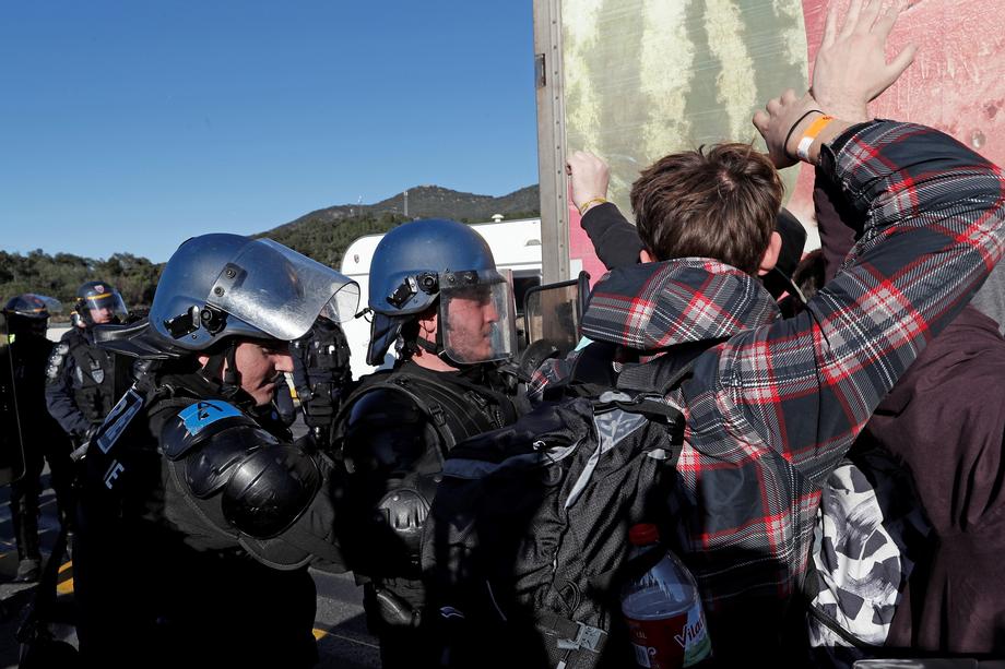 Hapšenja na granici: Policijska akcija izazvala sukobe, uhapšeno 18 demonstranata