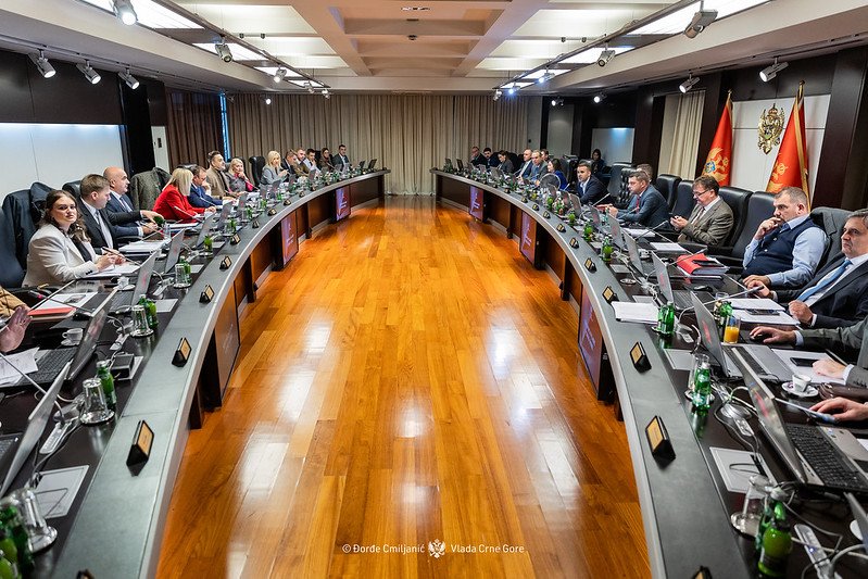 Spajaju se ministarstva energetike i rudarstva, osniva se Ministarstvo javnih radova