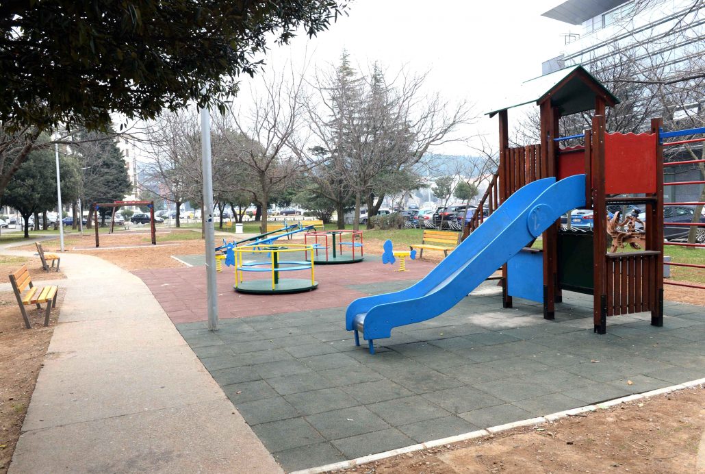 Najmlađi sugrađani u Ulici Serdara Jola Piletića dobili novo igralište