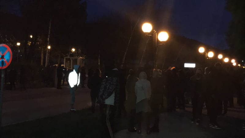 Protest ispred nikšićkog CB-a: Bio prisutan veliki broj policajaca, odjekivale crnogorske pjesme