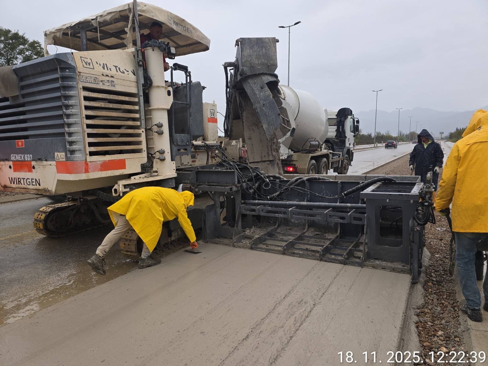 Uprkos kiši radovi na bulevaru Jaz-Tivat ne staju; Leković: Bemax angažovao dovoljno mehanizacije i resursa kako bi posao bio završen u najkraćem roku
