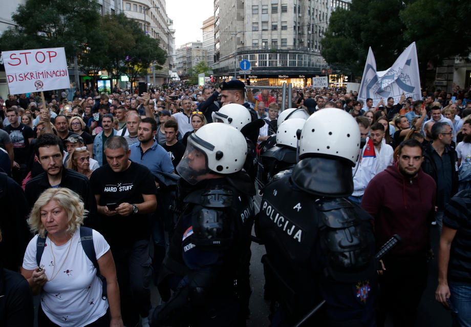 Protesti širom Srbije: Građani blokiraju mostove i auto-puteve