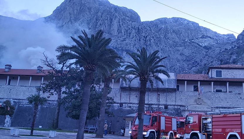Kotor: Ugašen požar na glavnom gradskom trgu, povrijeđena dva vatrogasca