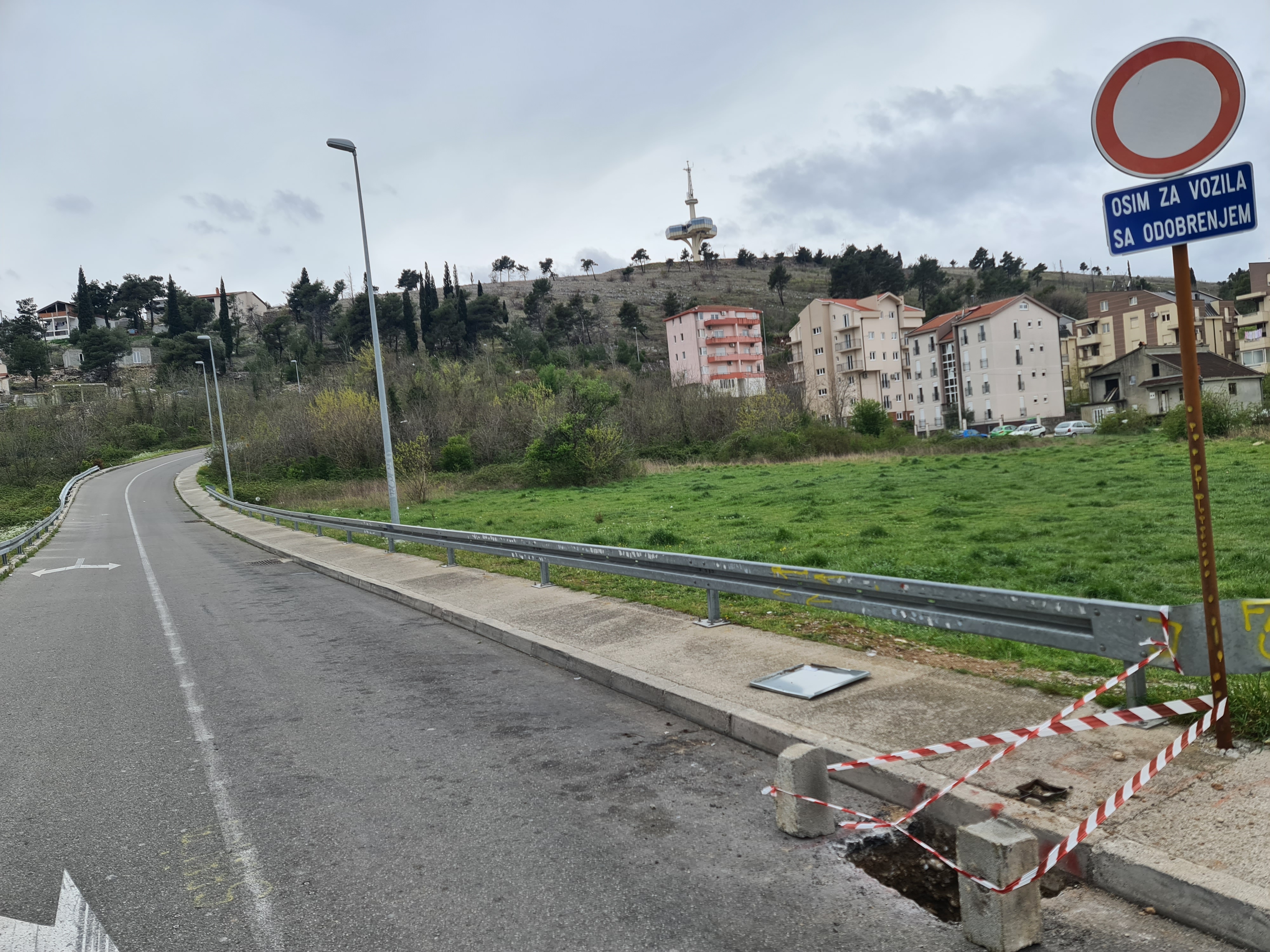 Uskoro kapija na saobraćajnici koja vodi do Dajbabskog tornja