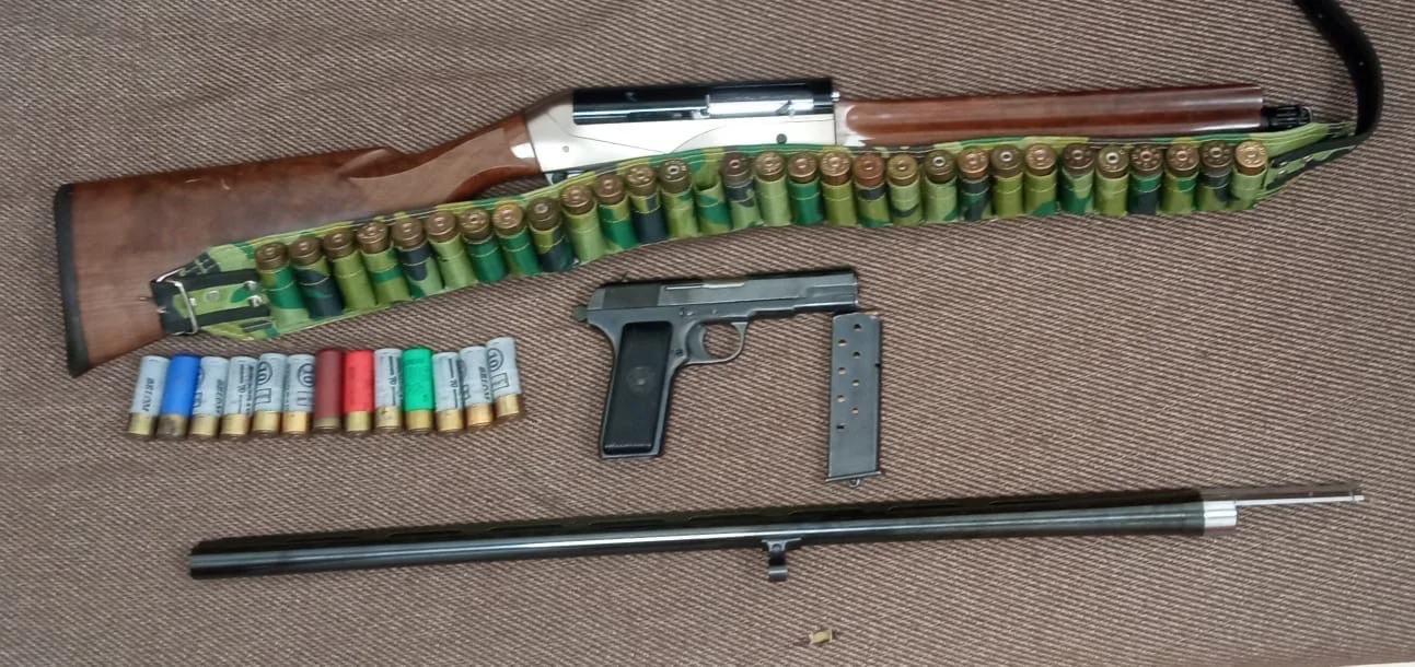 U Baru pronađeno oružje i drobilica s manjom količinom droge