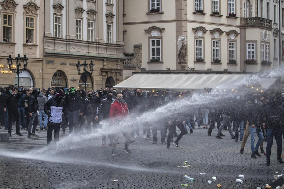 Burno u Pragu - stotine demonstranata napalo policajce