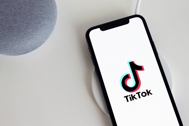 Policija upozorava roditelje u Crnoj Gori: Opasnost od novog TikTok izazova "Leteći Supermen"