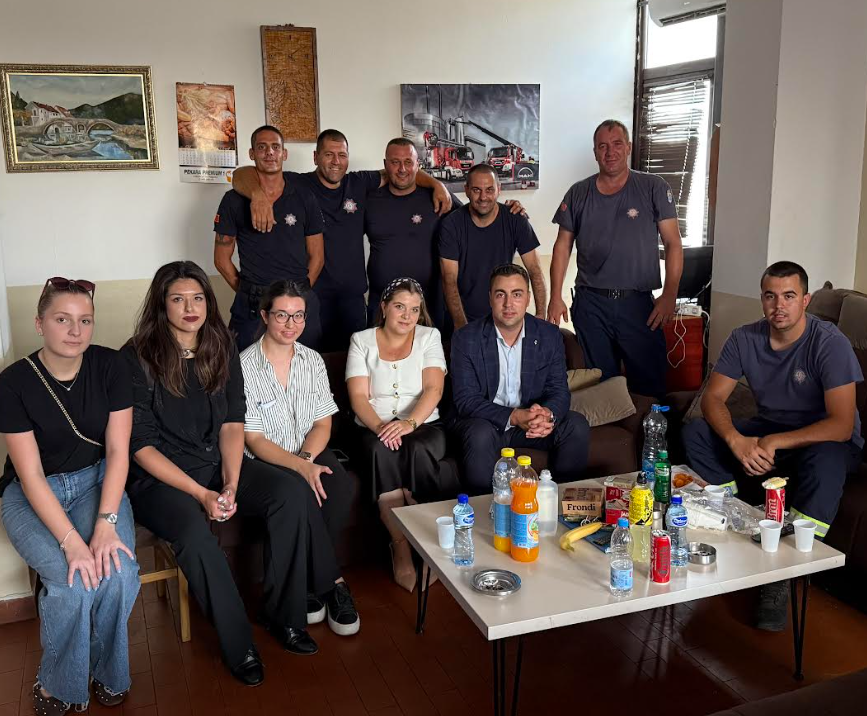 Mladi MOACG posjetili hrabre vatrogasce i uručili skromnu donaciju
