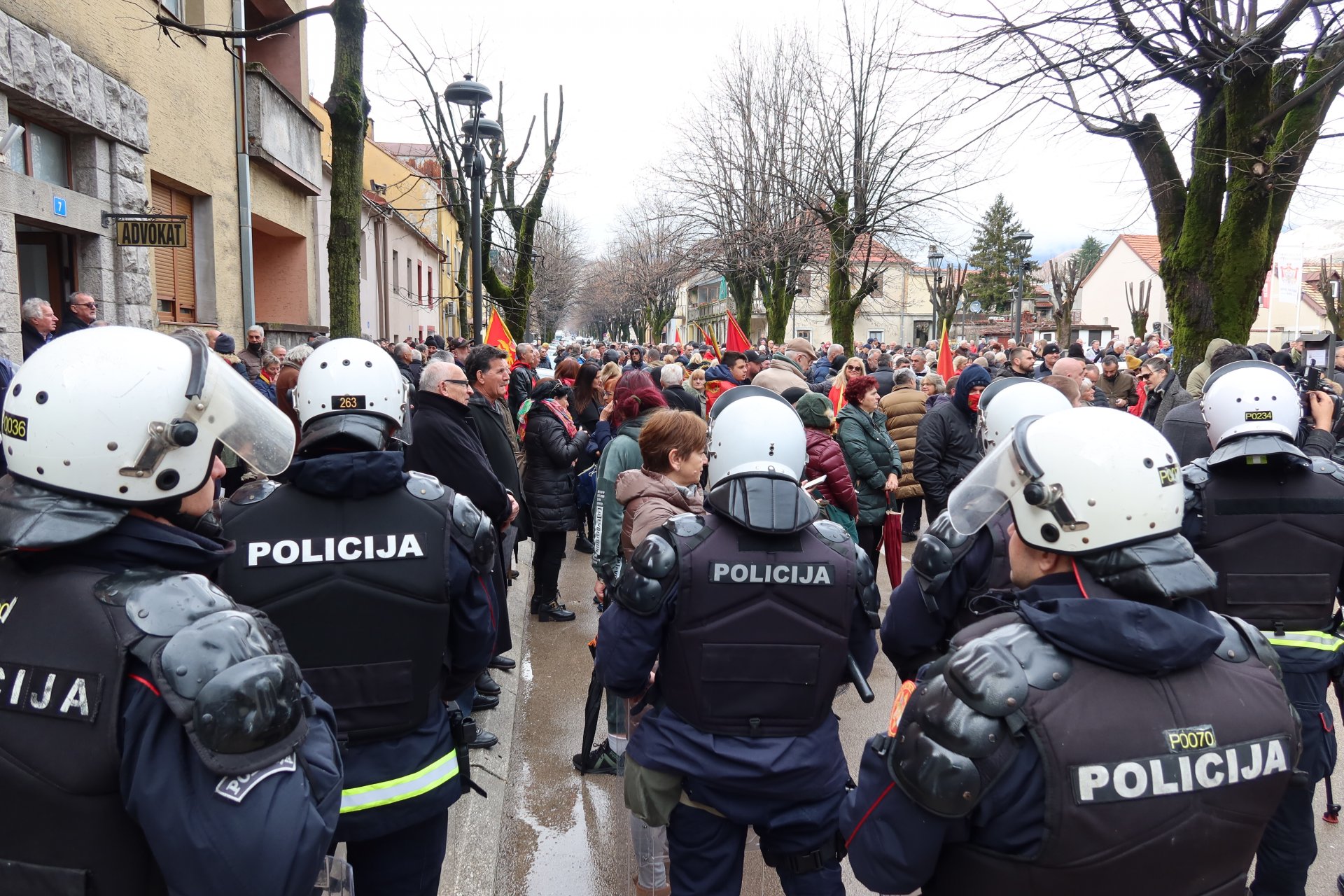 Pogledajte galeriju slika i snimaka sa protesta na Cetinju