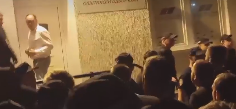 Građani ispred prostorija SNS u Kuli, policija ih razdvaja od naprednjaka