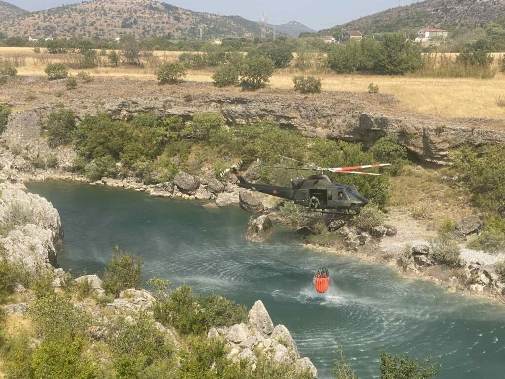 MUP poslao presjek stanja: Požari u najvećem dijelu pod kontrolom, helikopter iz Srbije na zadatku i sjutra, stižu vatrogasci iz Austrije i helikopter iz Mađarske