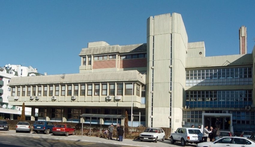 Osumnjičen da je eksplicitni snimak M.A. proslijedio njenom suprugu, nakon toga je primorao da uđe u kola i odvezao je na nepoznatu lokaciju