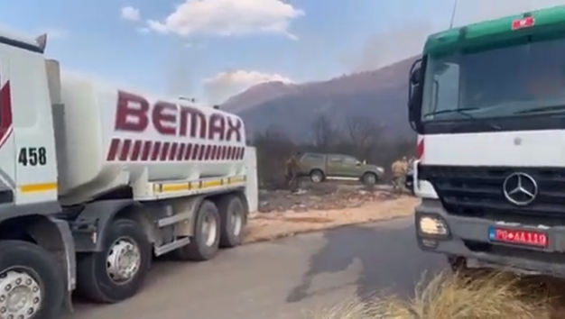Bemax cistijerne dopremaju vodu kako bi se ugasio požar u Piperima