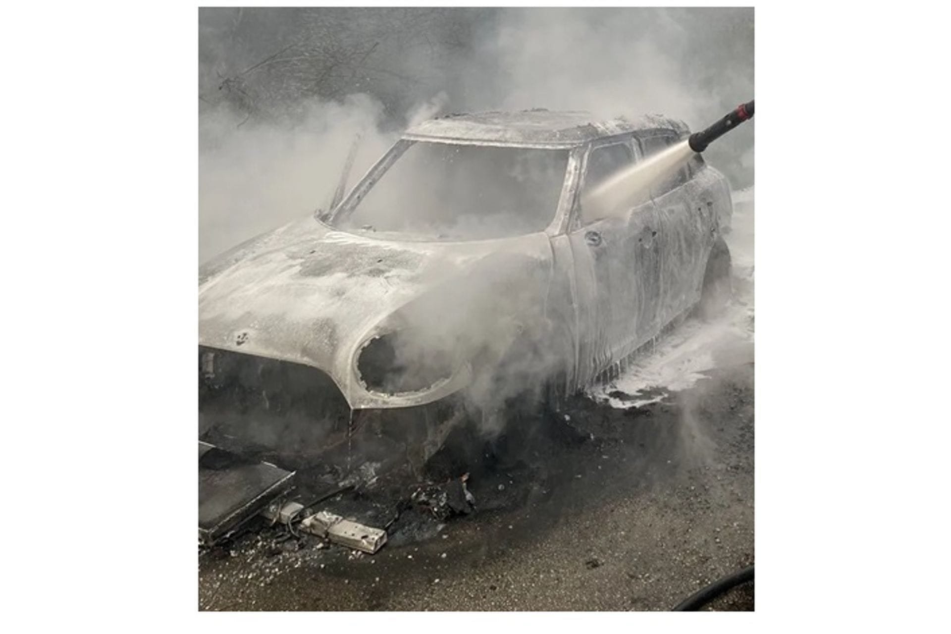 Nakon pucnjave u Meterizima preminuo  R.M.; Policija traga za izvršiocima, zapaljeno vozilo koje je pripadalo ubijenom