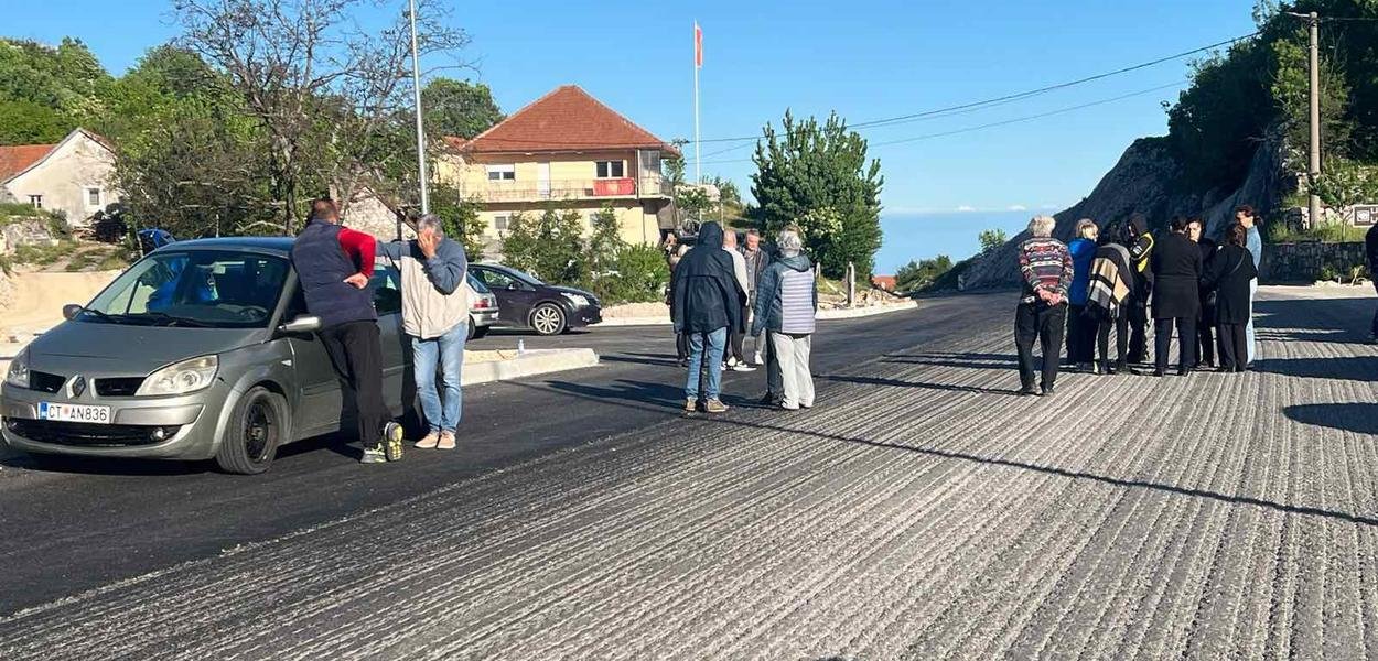 Cetinjani i večeras blokirali Kruševo ždrijelo