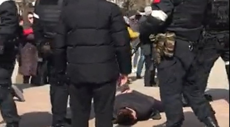 Širi se snimak protesta u okupiranom gradu: Rusi tuku i privode ljude