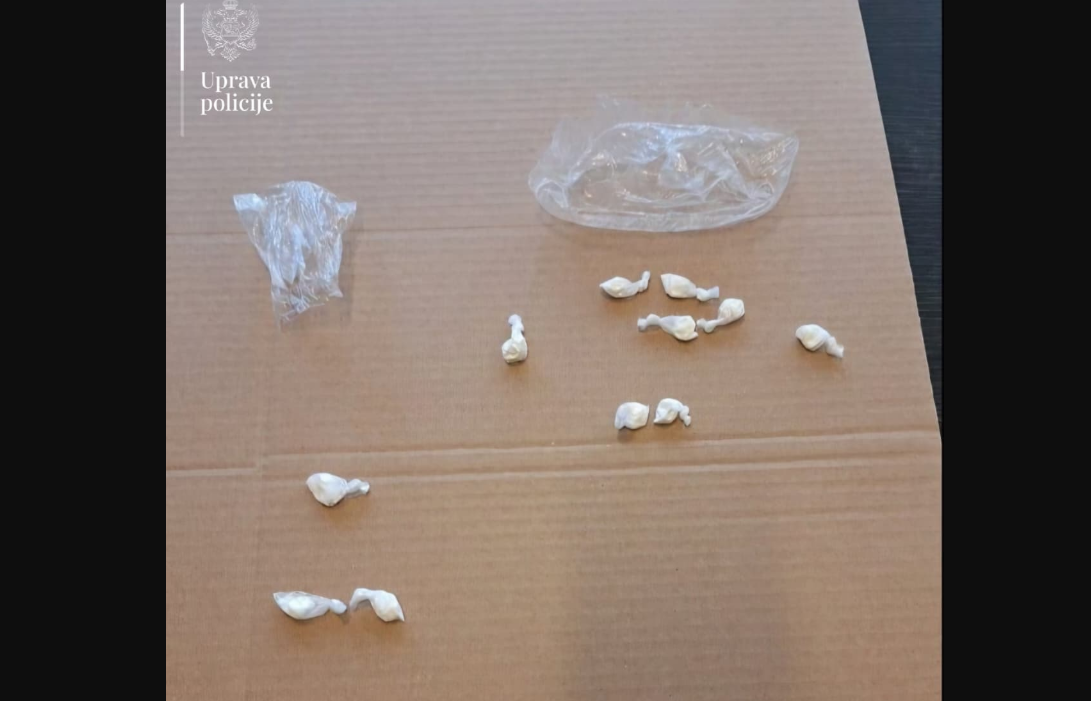 Podgorica: Policija pronašla 11 kesica sa kokainom za dilovanje, uhapšen osumnjičeni