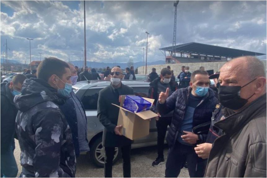 Čitaoci šalju: Pogledajte snimke i fotografije sa biračkog mjesta na kom je došlo do incidenta