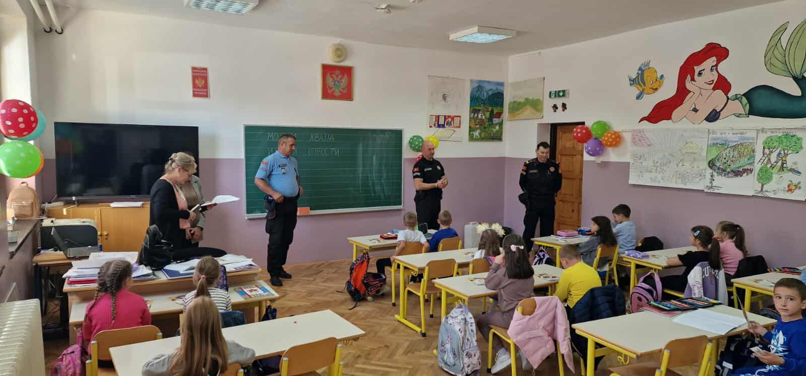 Policajci školski čas posvetili prvacima škole na Žabljaku