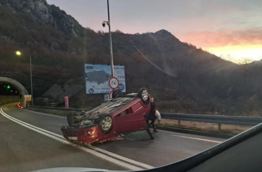 Saobraćajna nezgoda kod tunela Sozina, vozilo se prevrnulo na krov