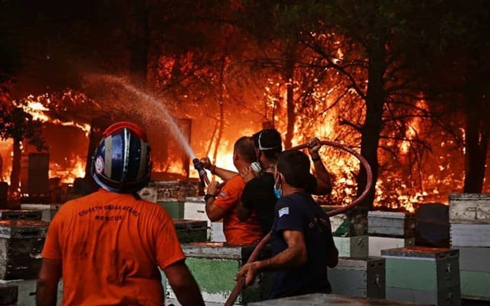 Požari u Grčkoj: Izgorjelo 150 kuća, vatra prijeti samostanu