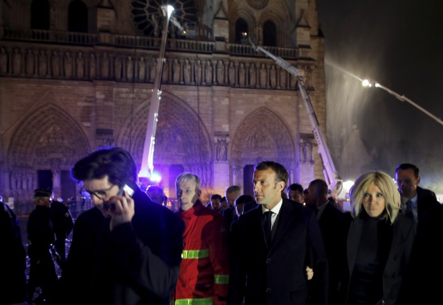 Makron u Notre Dame ušao još dok je gorio