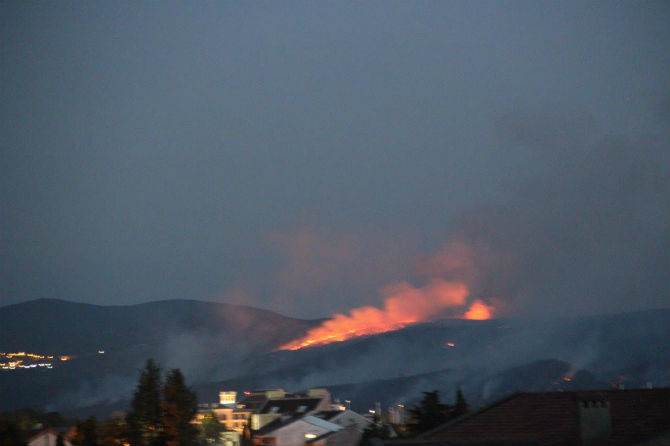 ČITAOCI ŠALJU: I dalje gori na Luštici, dežurstva tokom noći