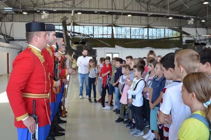 Djeca uživala u druženju sa Vojskom Crne Gore na vojnom  aerodromu