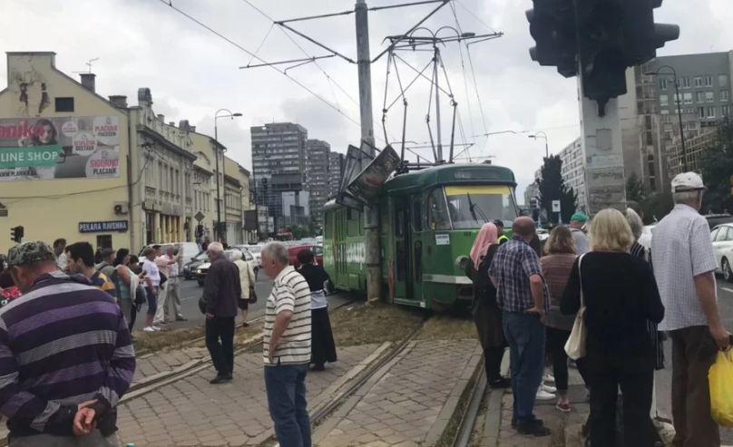 Sarajevo: Tramvaj iskočio iz šina, jedna osoba povrijeđena