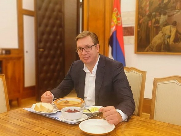 Vučić objavio fotografiju kako jede pasulj