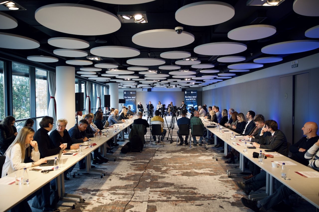 „Nezavisnost javnih servisa pod pritiskom politike i nestabilnog finansiranja“