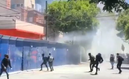Haos u Meksiku: Demonstranti gađali kamenjem ambasadu SAD, hapšenja policajaca