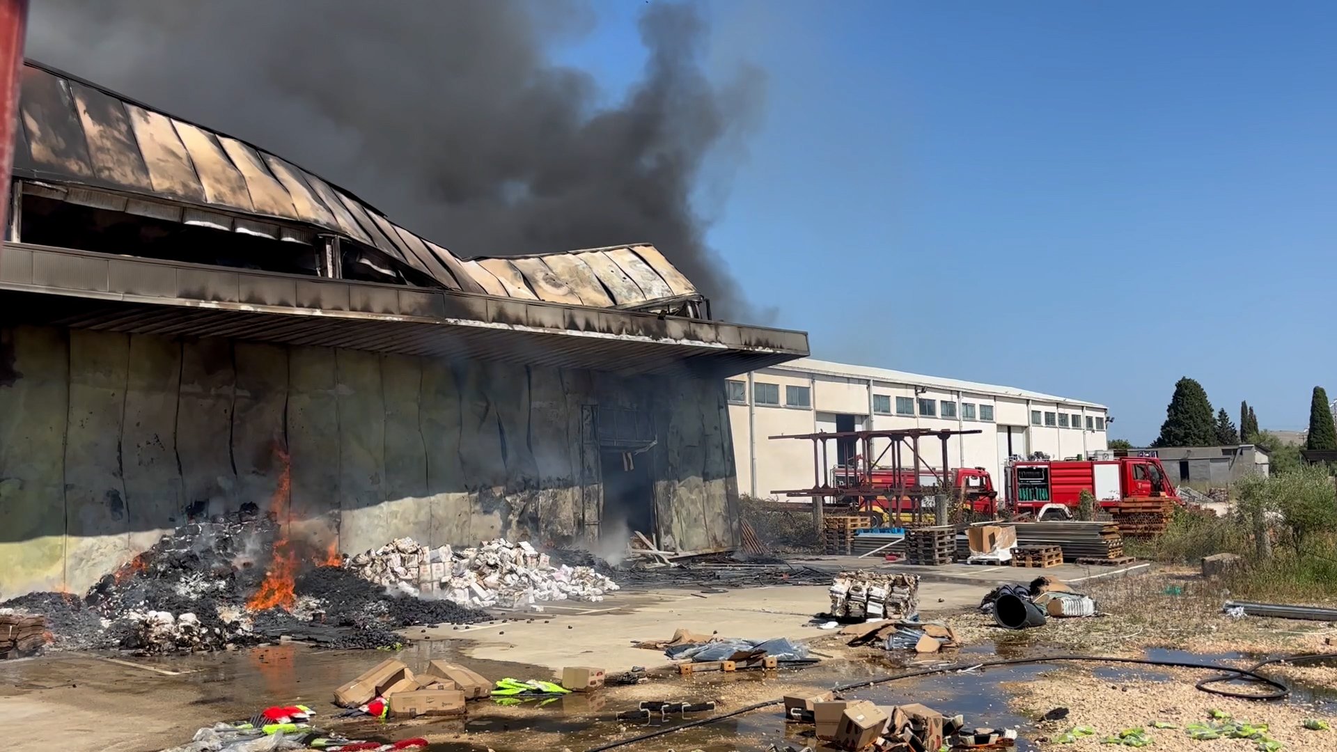 Ulcinj: Požar lokalizovan, pričinjena velika materijalna šteta