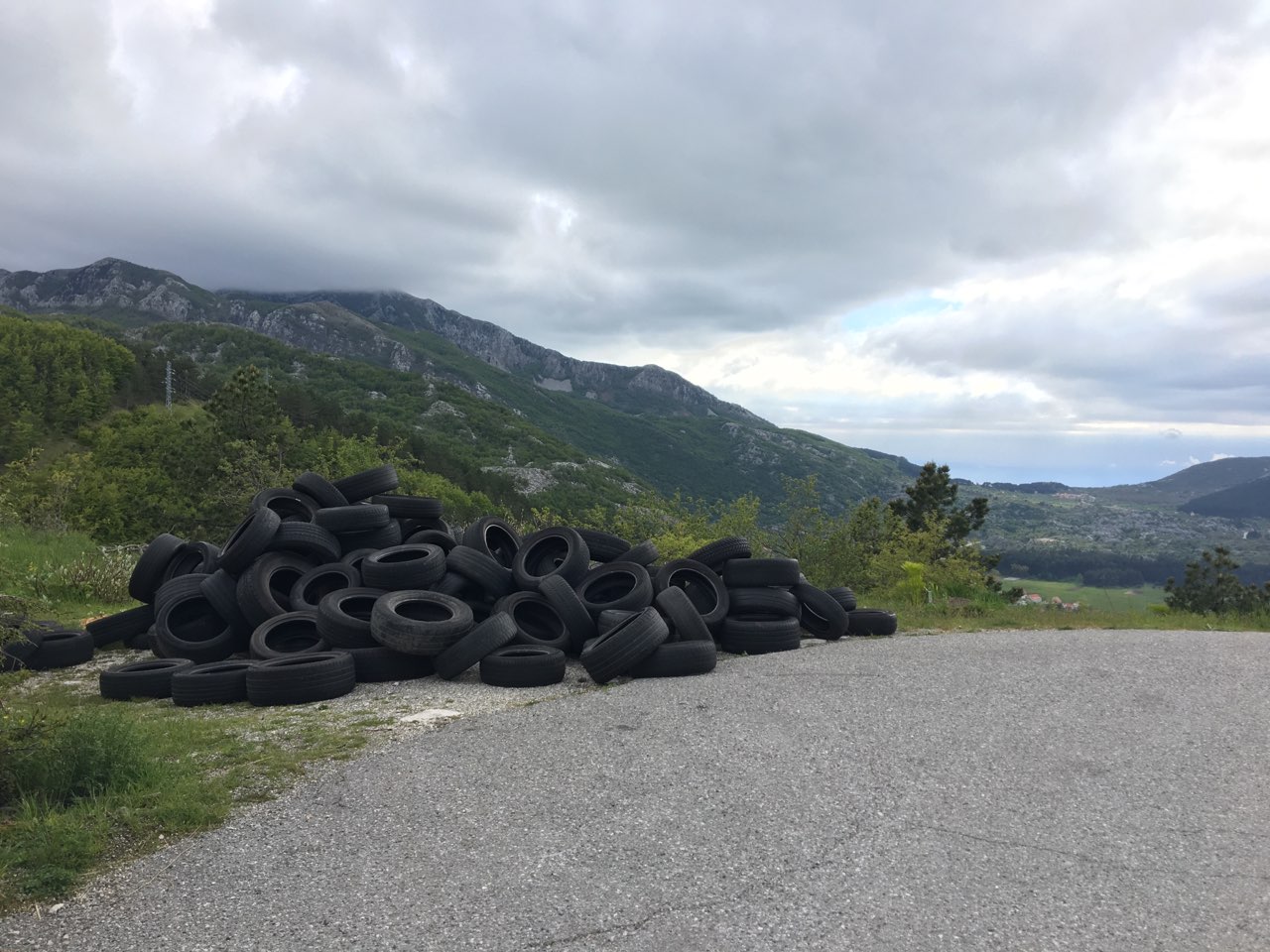 Prijava zbog odlaganja guma na Bukovici