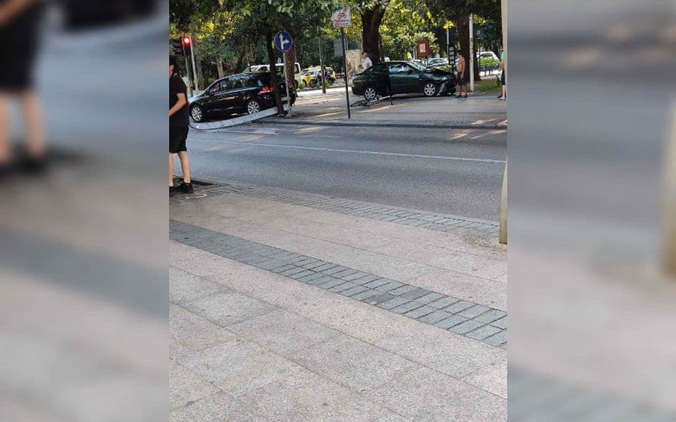 Udes u Podgorici, jedno vozilo završilo na trotoaru kod Pošte