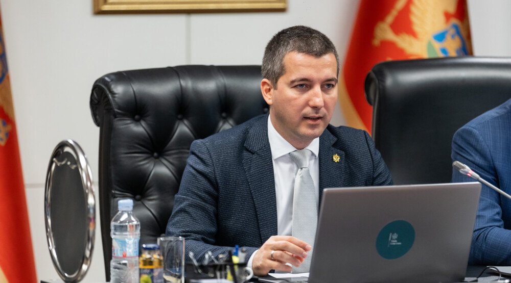 Bečić: Još jedan policajac dobio otkaz; Svako ko je izdao tu odgovornost, izdao je i državu