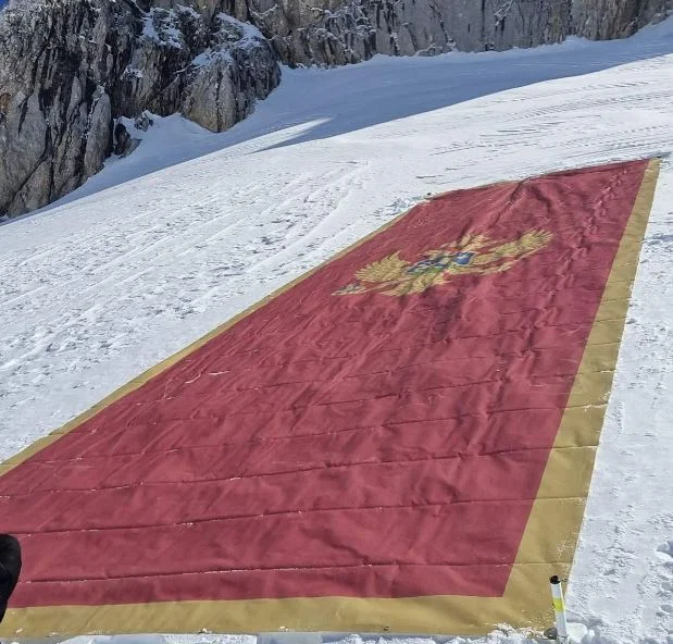 Pogledajte video: Na "krovu Crne Gore" postavljena državna zastava velikih dimenzija