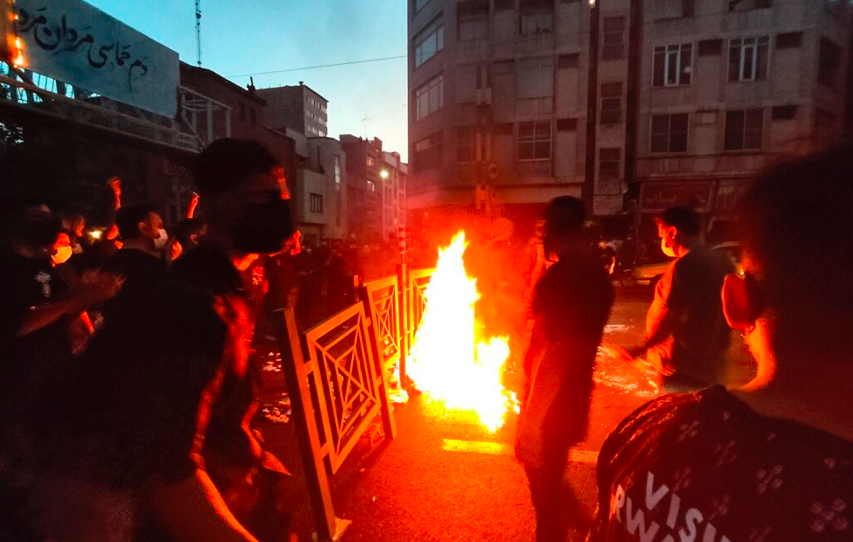 Žene širom Irana pale svoje hidžabe: Protesti ne jenjavaju zbog smrti Mahse Amini, najmanje devetoro poginulo