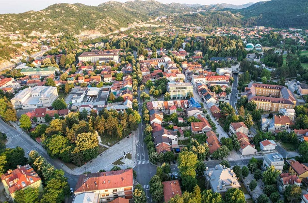 Ispred Cetinjskog manastira napadnuti novinari Pobjede i Gradske: Očigledna provokacija