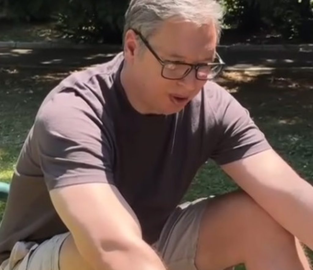 Vučić se snimio kako „vježba da bi bio manje debeo“