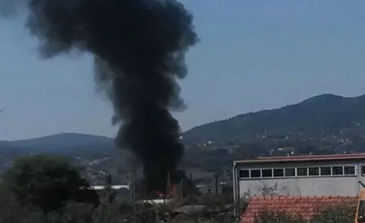 Požar u kasarni u Sarajevu, šest ekipa vatrogasaca gasi vatru