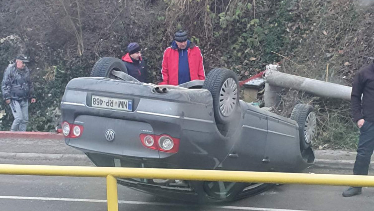 Automobil na krovu, od siline udara prepolovljen betonski stub