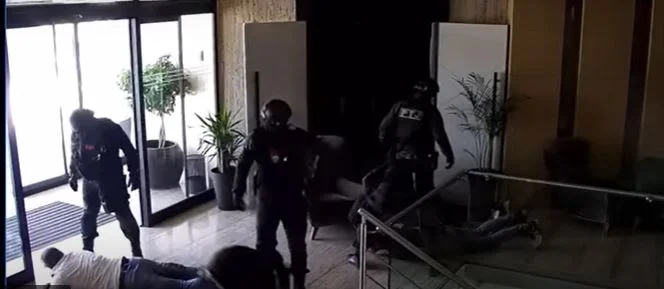 Nisu ih prepoznali: Pripadnici PJP tokom racije u hotelu Podgorica oborili i udarali policijske inspektore