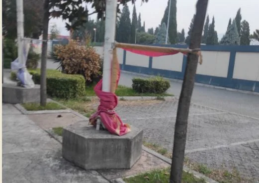 Državna zastava ispred zgrade podgoričkog Vodovoda pocijepana i svezana za drvo!