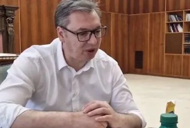 Vučić ispunio obećanje i doručkovao parizer: Srećan sam...